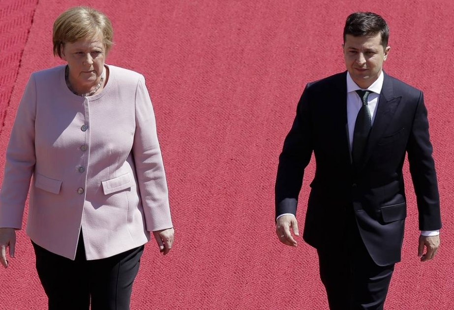 Angela Merkel Vladimir Zelenski ilə görüş zamanı özünü pis hiss edib