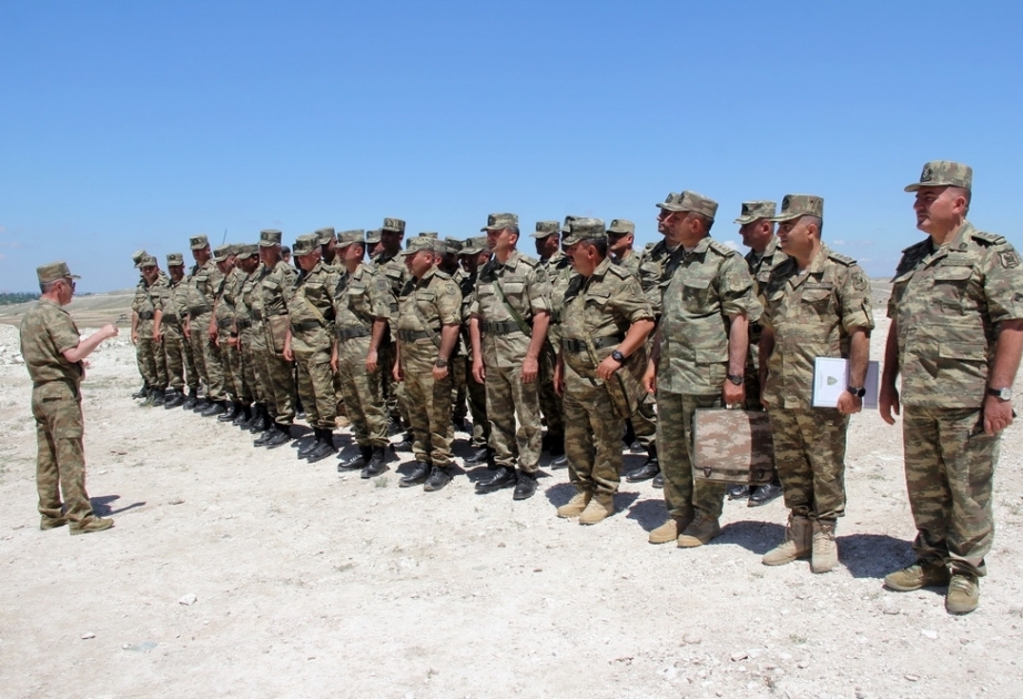 Se celebran sesiones de formación de comandantes con artilleros