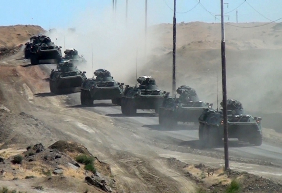 Ejército azerbaiyano realiza ejercicios a distancia con armas combinadas