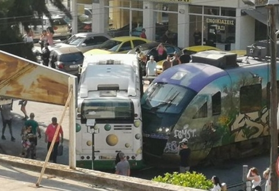 Yunanıstanda qatar avtobusla toqquşub