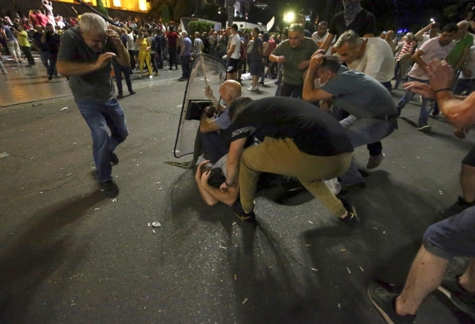 Во время акции протеста в Грузии получили ранения 240 человек