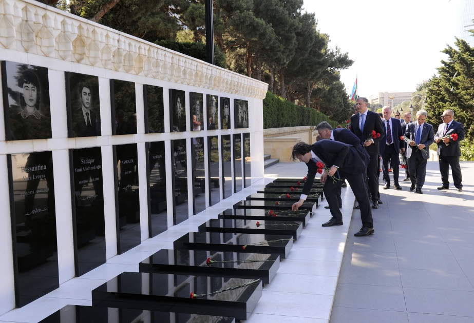 Georgischer Parlamentsvorsitzende ehrt Andenken von Nationalleader Heydar Aliyev und Märtyrer