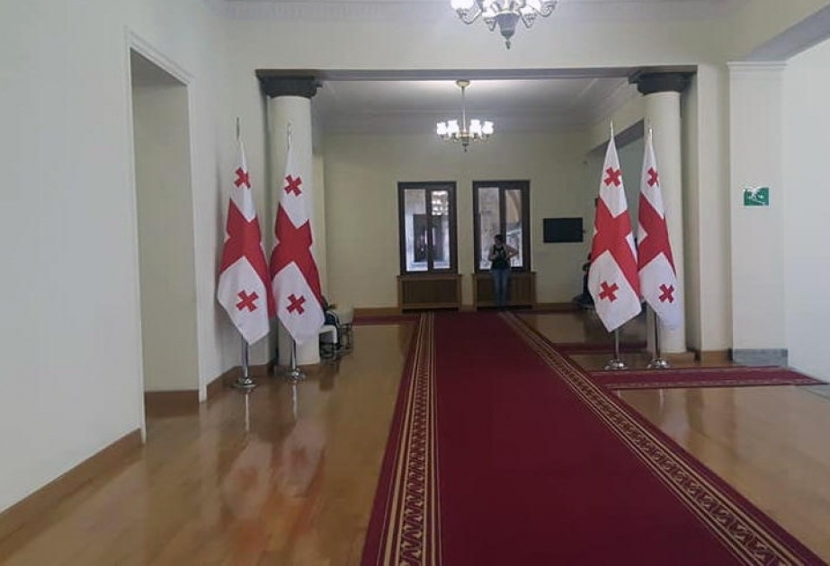 Gürcüstan parlamentinin deputatları və əməkdaşları qanunverici orqanın binasını tərk ediblər