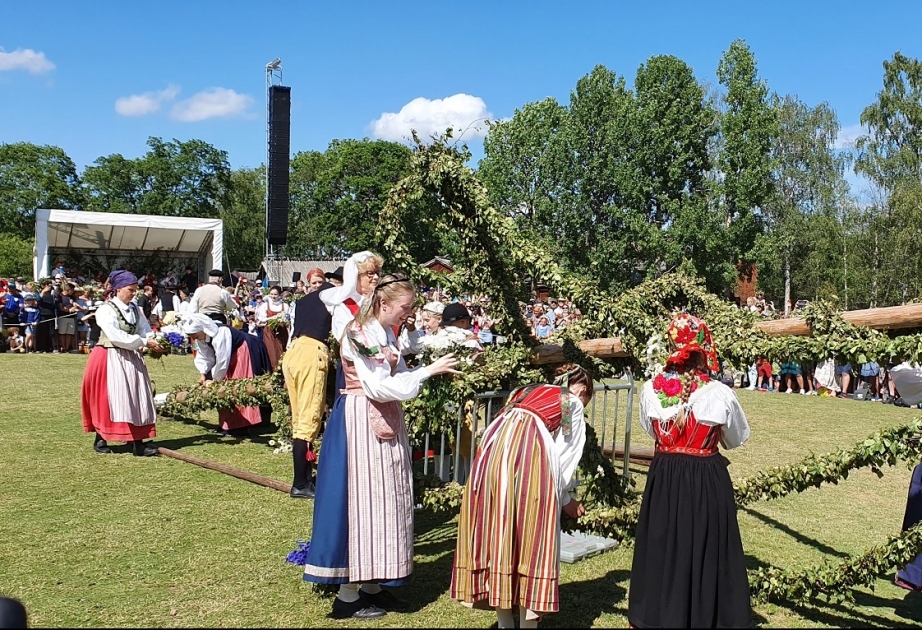 İsveçdə “Midsommar” bayramı qeyd olunur VİDEO