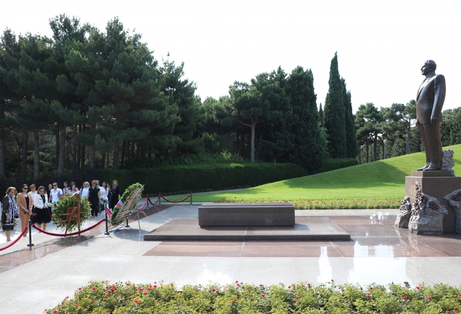 Les participants d’un forum international visite la tombe du leader national Heydar Aliyev