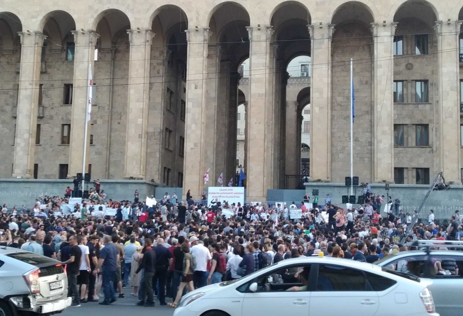 Tbilisidə keçirilən aksiyada Daxili İşlər nazirinin istefası tələb olunur