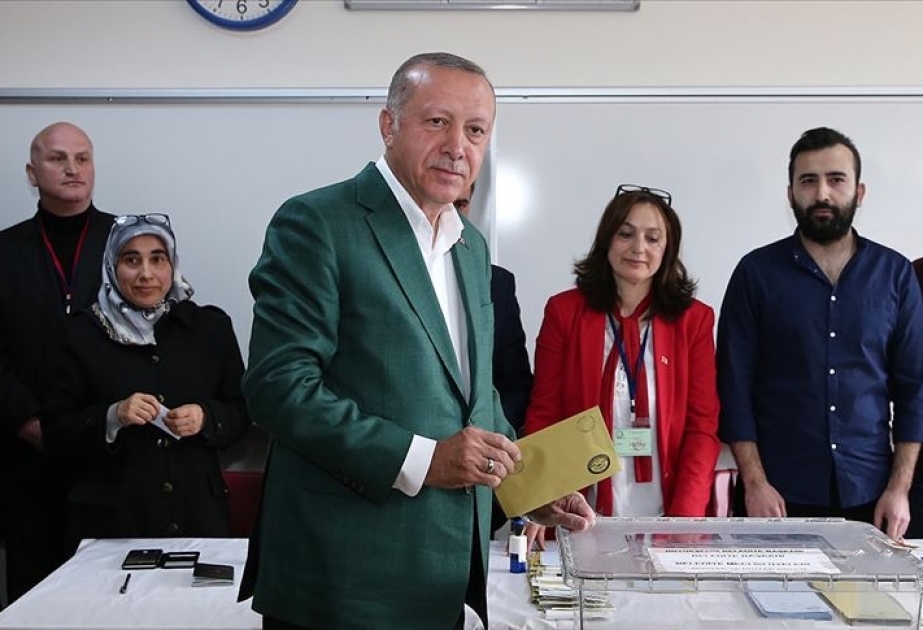 Türkiyə Prezidenti İstanbulda səsvermədə iştirak edib