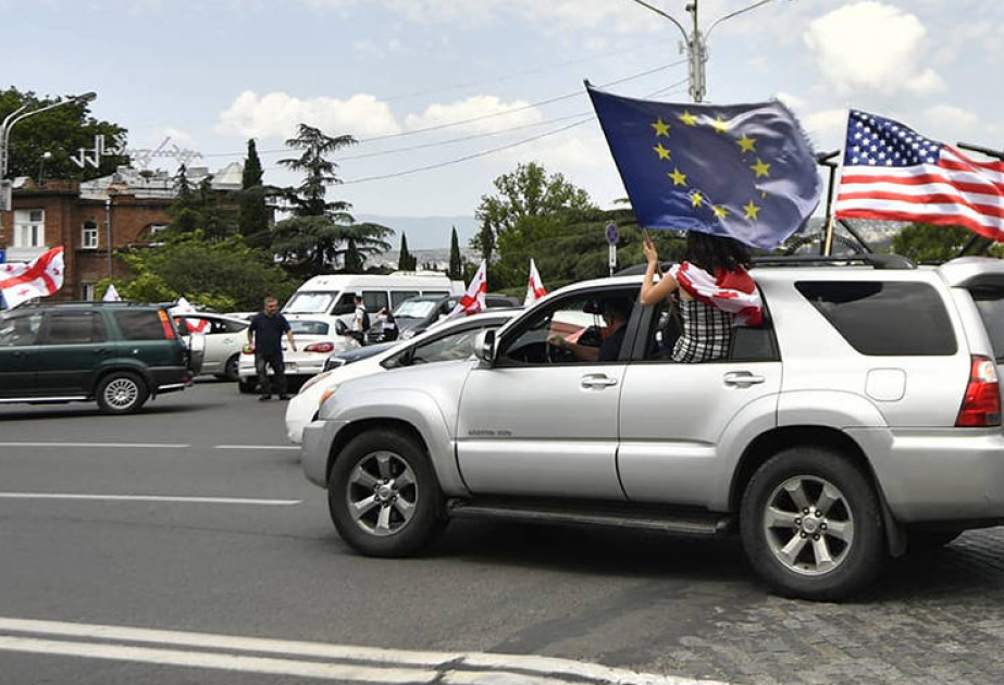 В Тбилиси проходит шествие-митинг