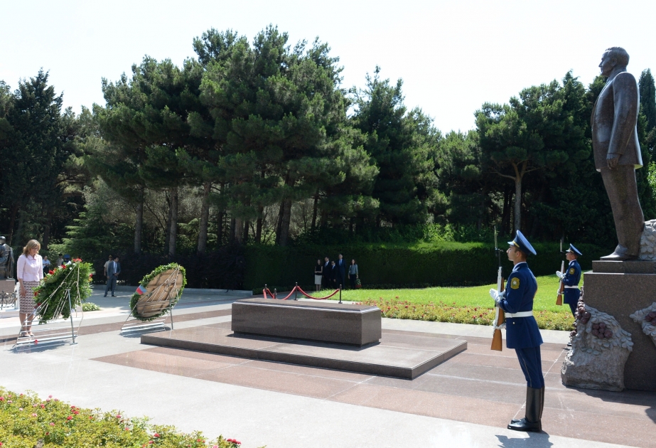 Cancillera de Bulgaria visita la tumba del líder nacional Heydar Aliyev y el Callejón de los Mártires
