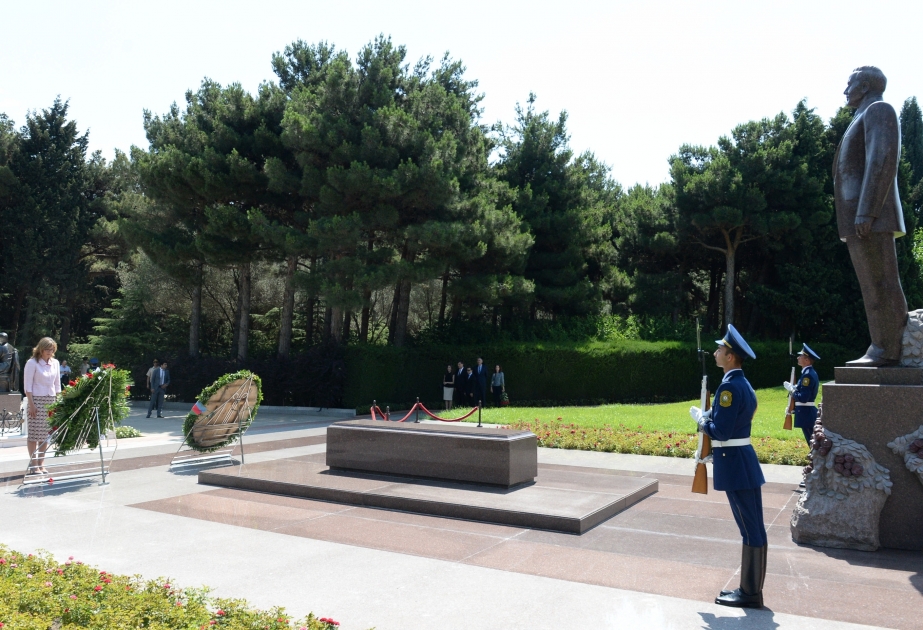 Vizepremierministerin und Außenministerin Bulgariens ehrt Andenken von Nationalleader Heydar Aliyev und Märtyrern