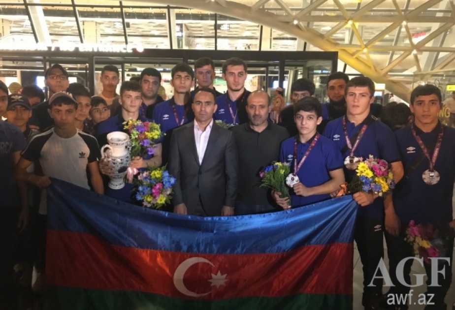 Avropa ikincisi olan azərbaycanlı sərbəst güləşçilər vətənə qayıdıb