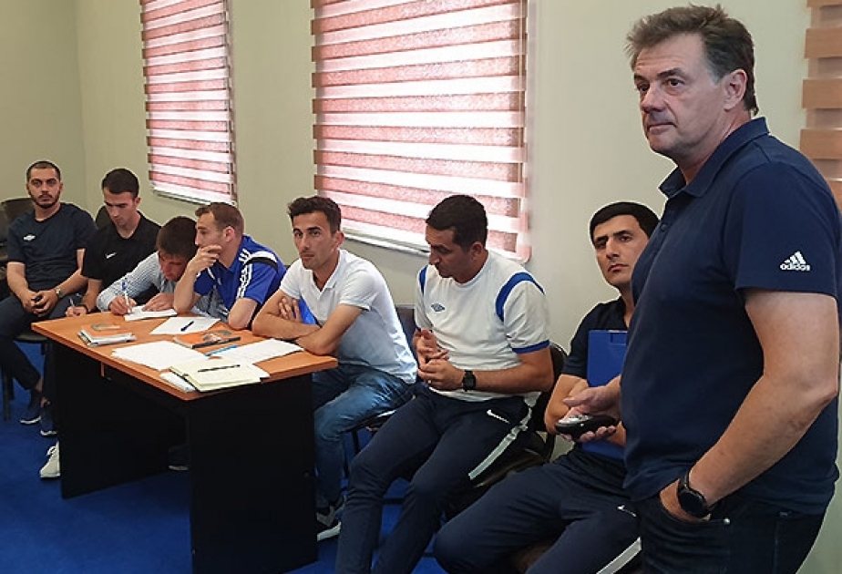 Azərbaycanın futbol hakimləri üçün seminar keçirilib