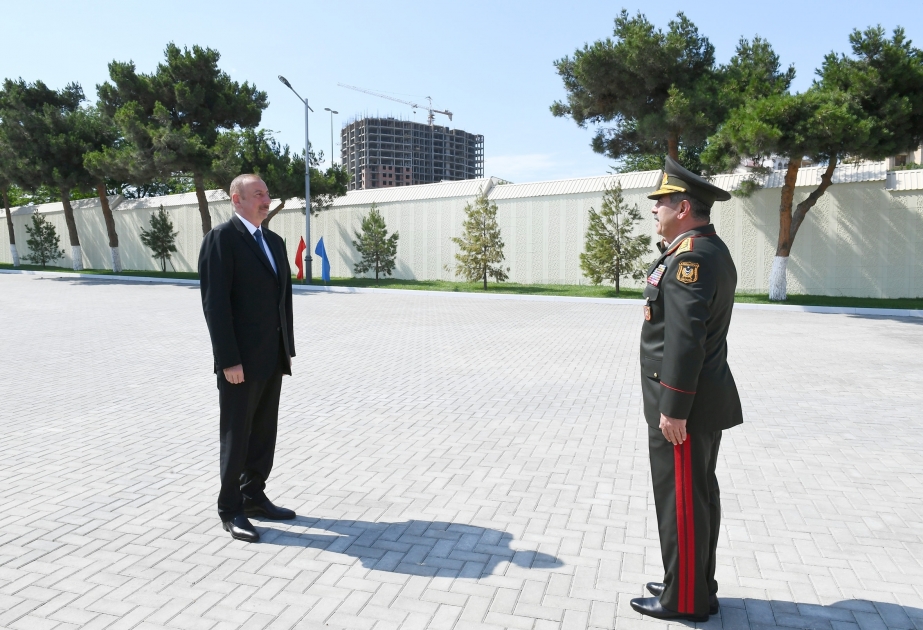 Ilham Aliyev familiarizó con las condiciones creadas después de la reconstrucción del Liceo Militar en nombre de Jamshid Najchivanski
