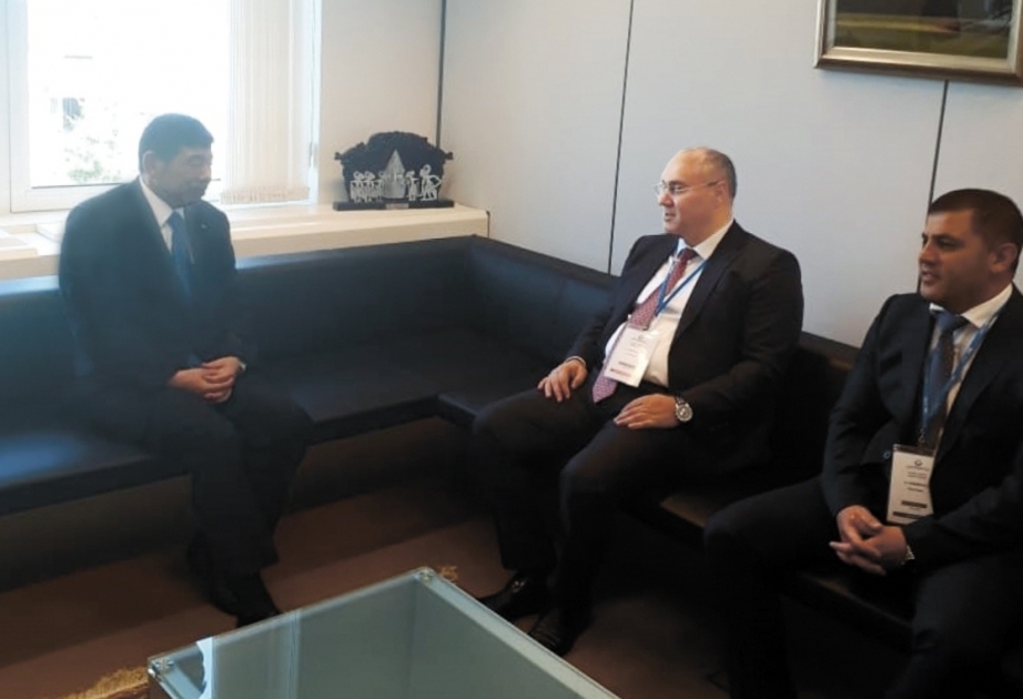 Presidente del Comité Estatal de Aduanas de Azerbaiyán se reúne con el Secretario General de la OMA

