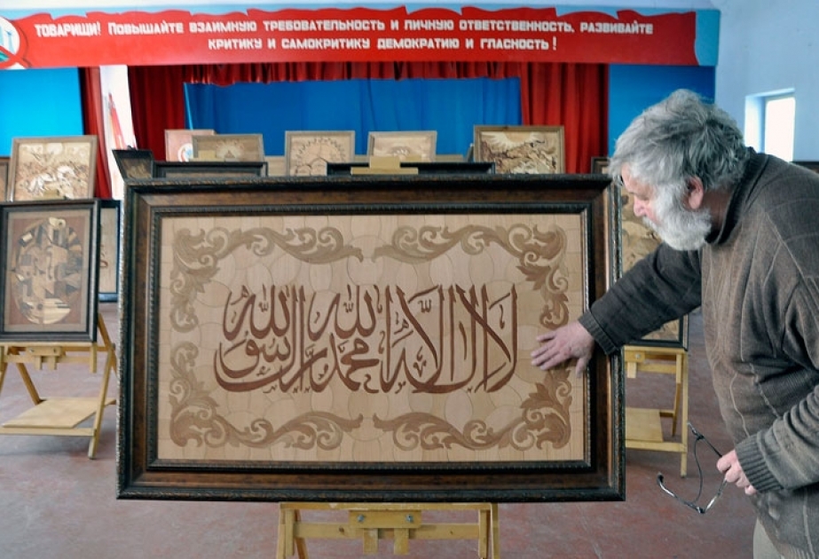 Русский художник изобразил аяты Корана в древней технике