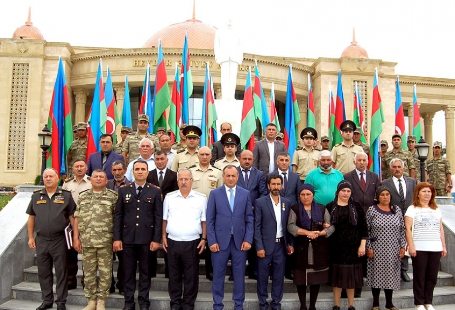 Şəhid Elşən Xəlilovun təltif olunduğu medal ailəsinə təqdim edilib