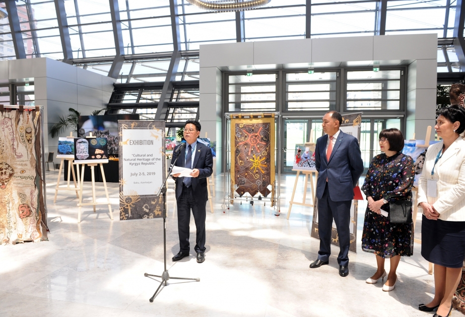 Inauguración de la exposición "Patrimonio natural y cultural de Kirguistán" en el Centro de Congresos de Bakú