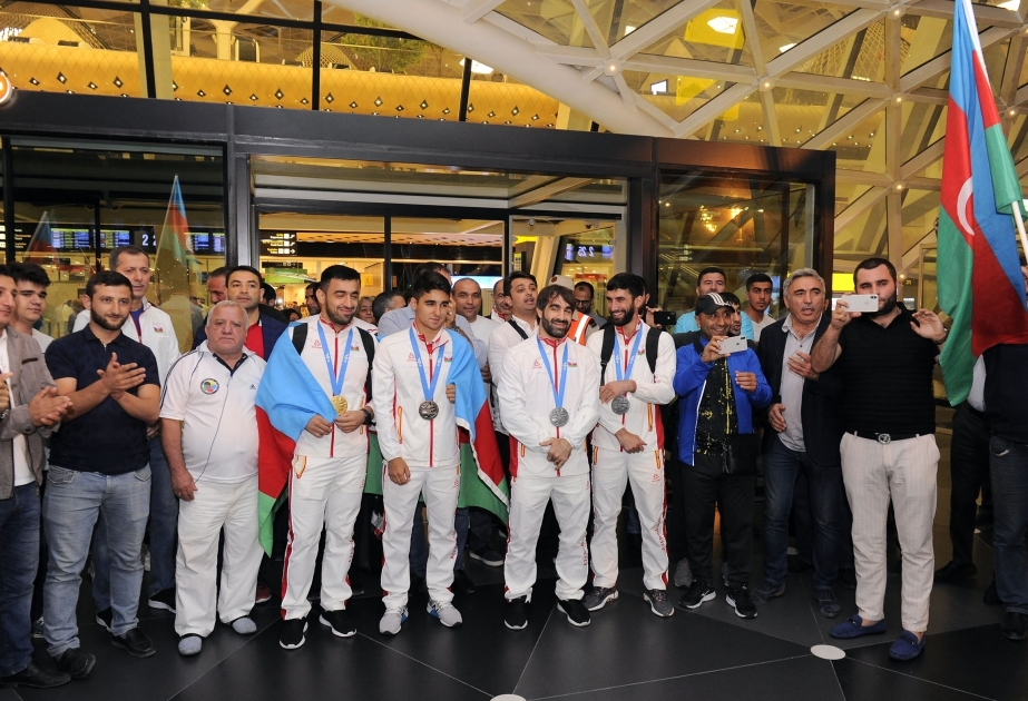 Каратисты и акробаты, представлявшие Азербайджан на вторых Европейских играх, возвратились на Родину