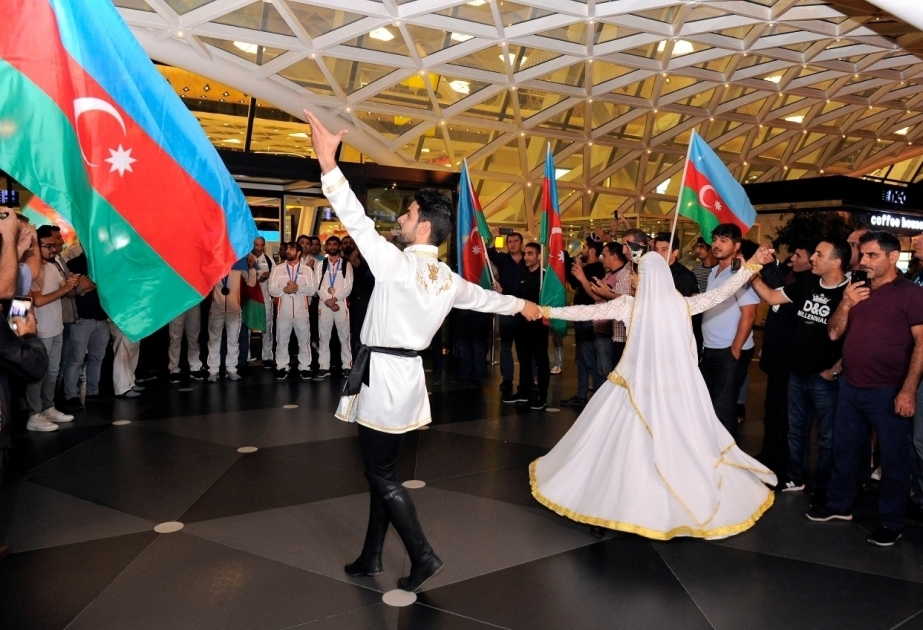 Члены сборной Азербайджана по греко-римской борьбе возвратились на Родину
