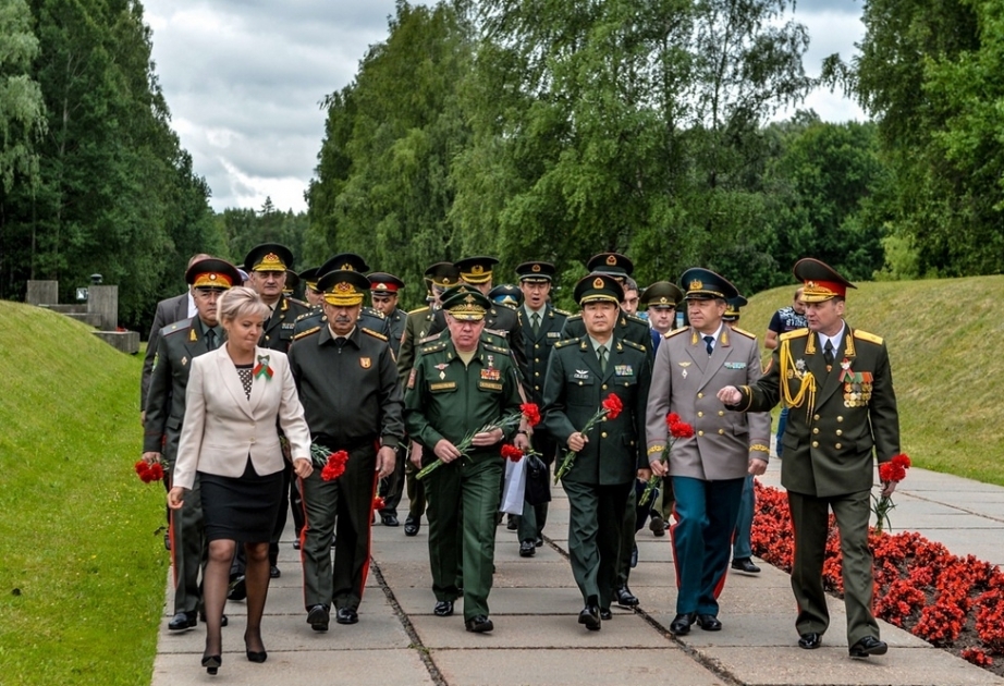 Ministro de Defensa de Azerbaiyán asiste a varios eventos en Bielorrusia