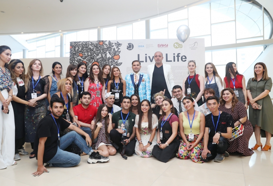 Leyla Aliyeva visite l’exposition Live Life au Centre Heydar Aliyev