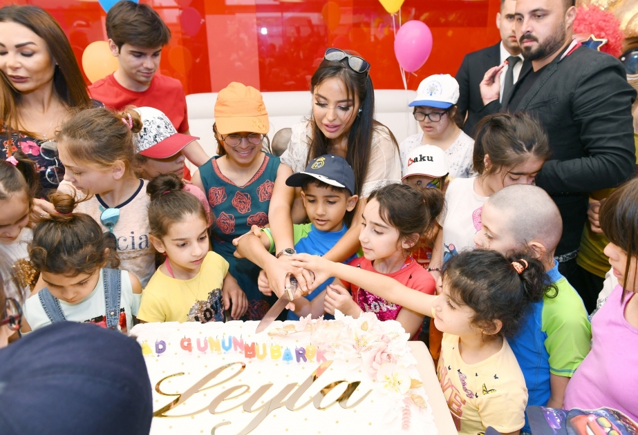 Niños disfrutan de un espectáculo de entretenimiento inolvidable en la costa del Caspio
