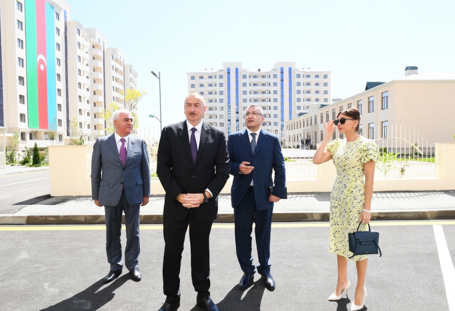 Bakının Pirallahı rayonunda məcburi köçkünlər üçün yeni yaşayış kompleksinin açılış mərasimi olub  Prezident İlham Əliyev və birinci xanım Mehriban Əliyeva mərasimdə iştirak ediblər YENİLƏNİB 2 VİDEO