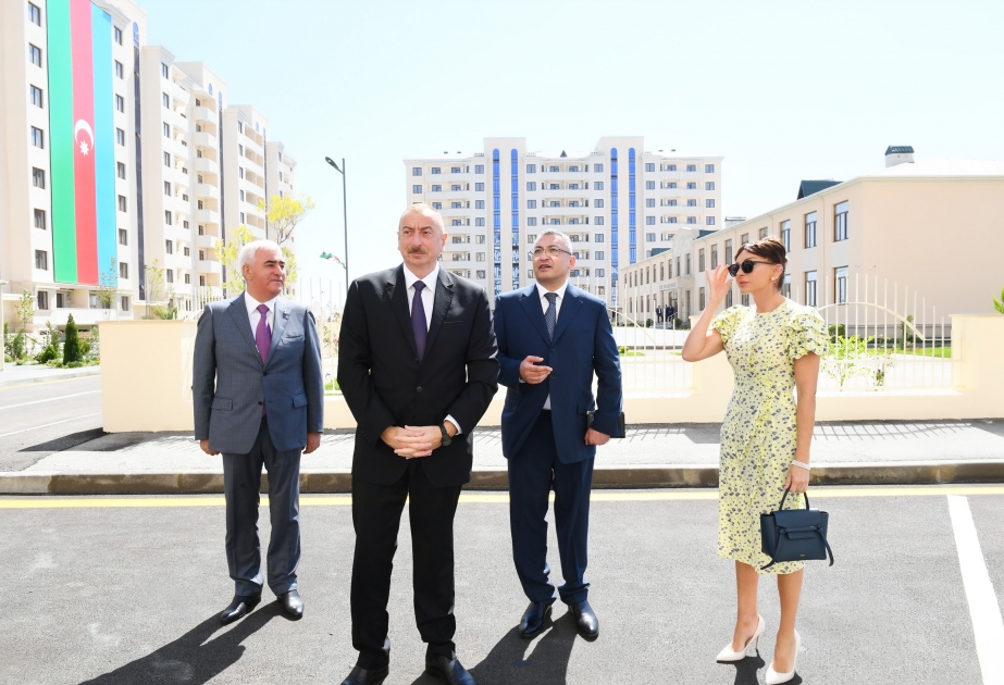 Präsident Ilham Aliyev weiht in Stadtteil Pirallahi von Baku für Binnenvertriebene gebauten Wohnkomplex ein VIDEO