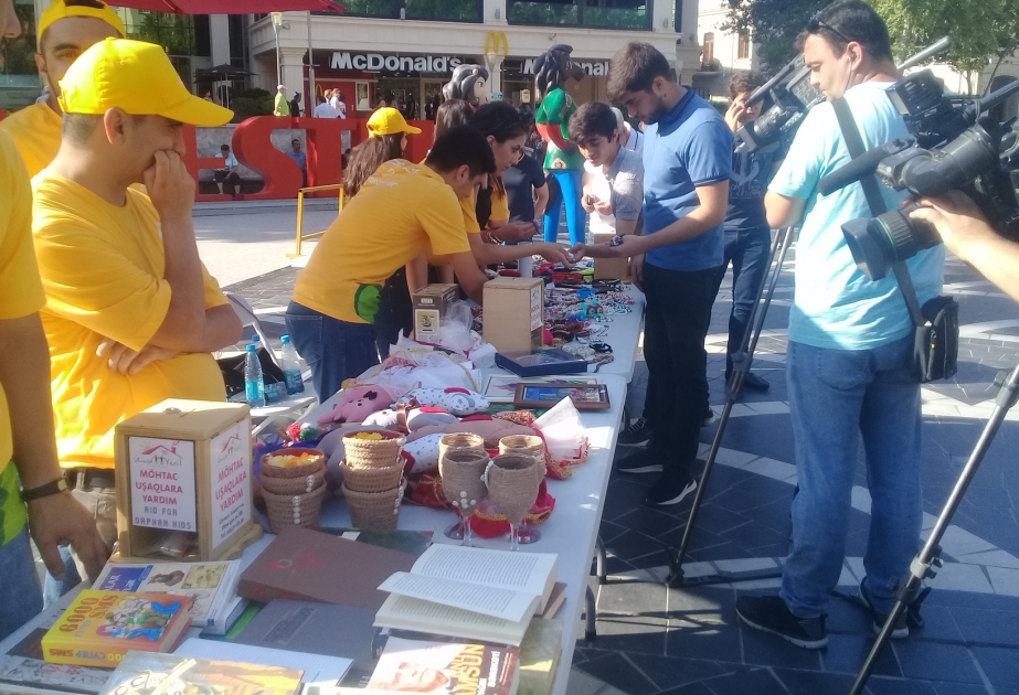 Avropa Gənclər Yay Olimpiya Festivalının könüllüləri xeyriyyə yarmarkası keçiriblər
