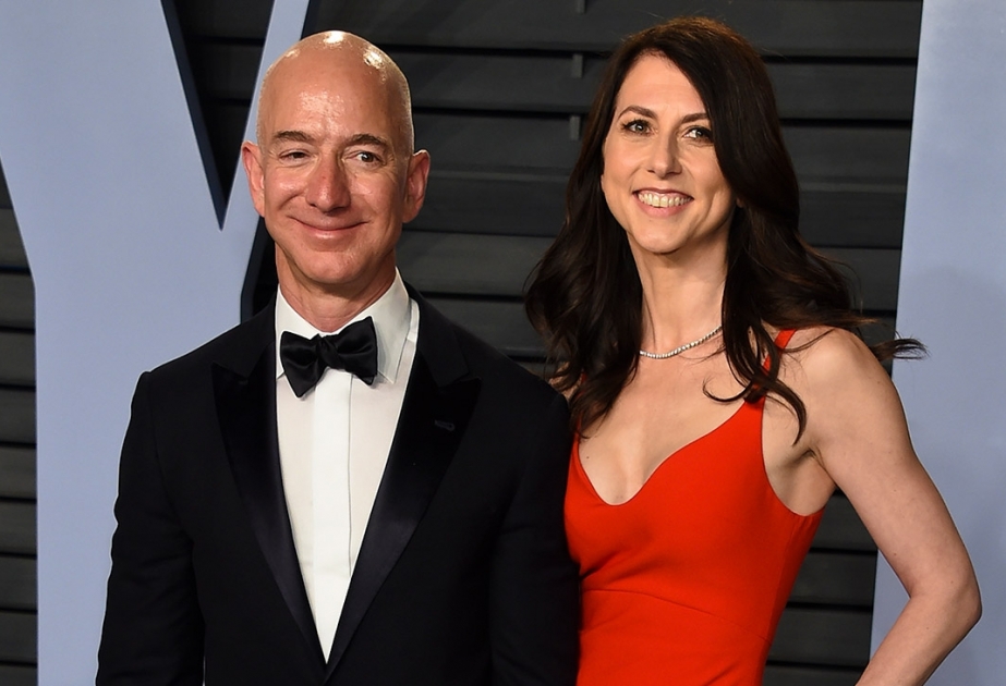 Dünyanın ən varlı insanı Ceff Bezos həyat yoldaşı ilə rəsmən boşandı