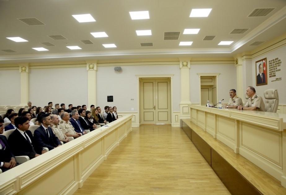 Müdafiə naziri Gənc Liderlər Proqramının iştirakçıları ilə görüşüb