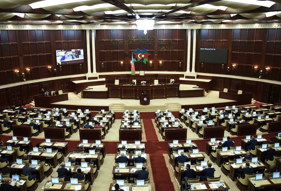 阿塞拜疆国民议会召开特别会议的全体会议