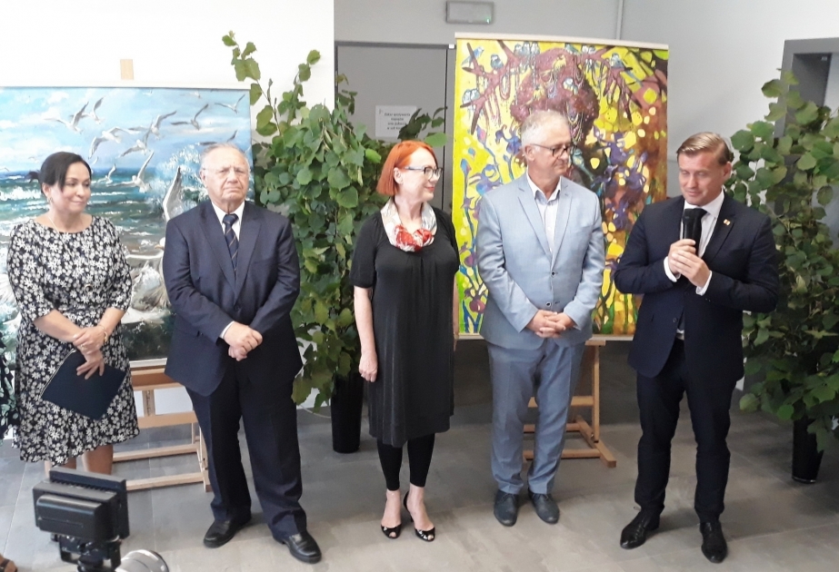 Las obras de artistas femeninas azerbaiyanas en Polonia