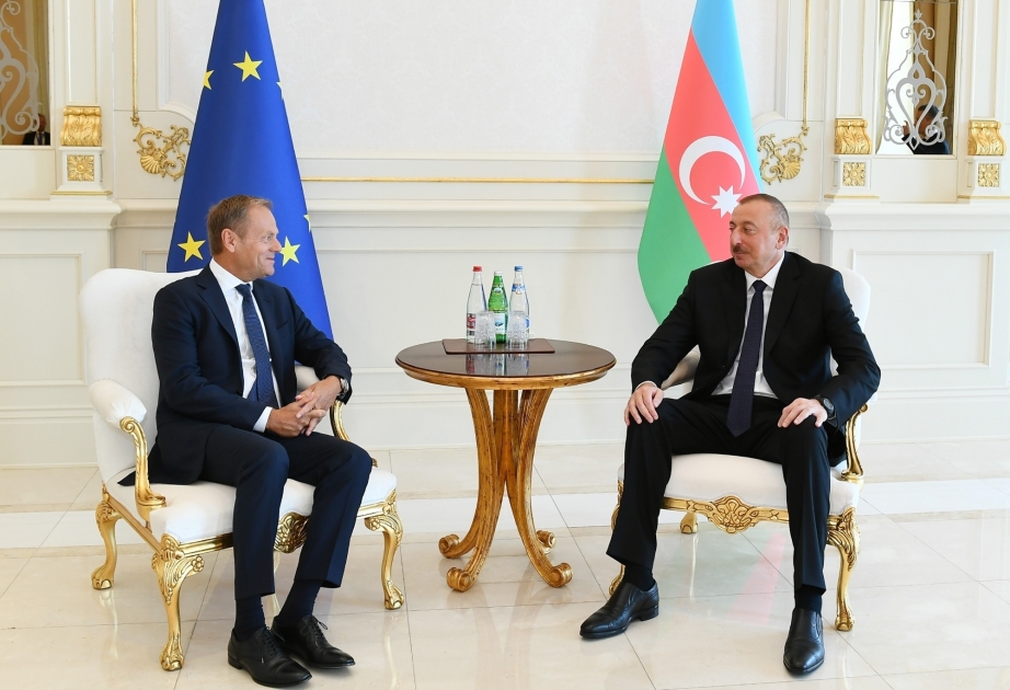 Ilham Aliyev se reúne con Donald Tusk cara a cara