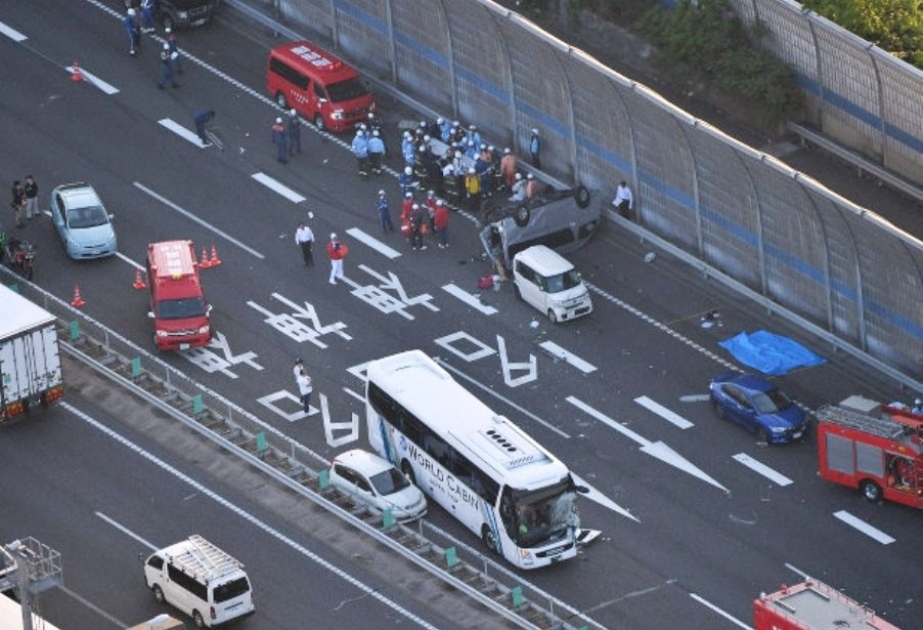 Yaponiyada avtobusun avtomobillə toqquşması nəticəsində 21 nəfər xəsarət alıb