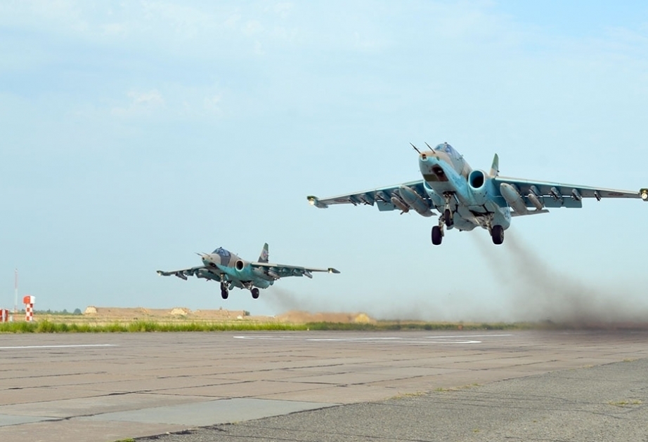 Un groupe d’avions d’attaque Su-25 effectue un exercice de tirs
