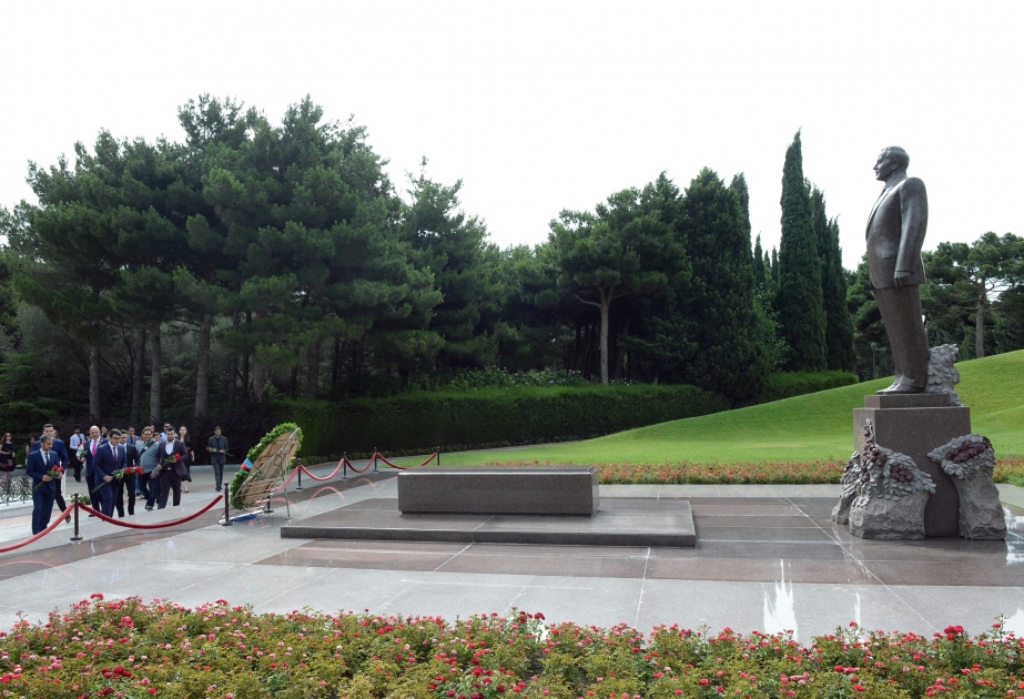 Participants of 9th International Multiculturalism Summer School pay respect to national leader Heydar Aliyev and Azerbaijani martyrs