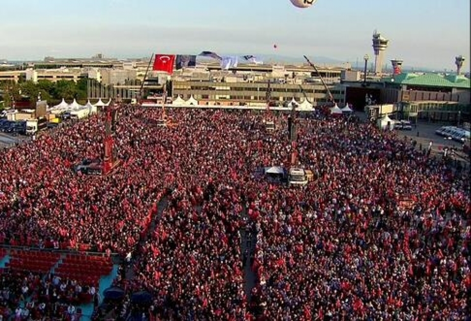 İstanbulda 15 iyul - Demokratiya və Milli Birlik Günü münasibətilə mitinq keçirilib