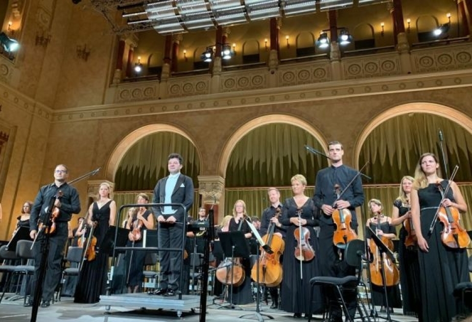 Director de orquesta azerbaiyano actúa en una de las mejores salas de conciertos de Budapest