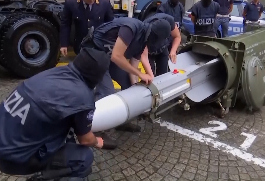 İtaliya polisi neonasistlərin ofisində “hava-hava” tipli raket aşkar edib