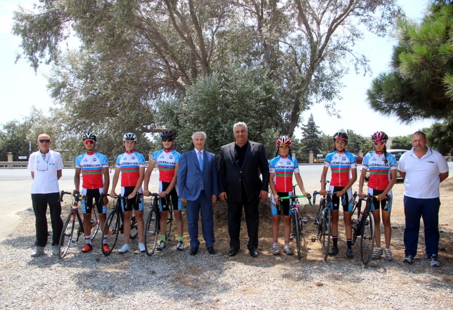 Gənclər və İdman naziri “EYOF 2019”da iştirak edəcək velosipedçilərlə görüşüb