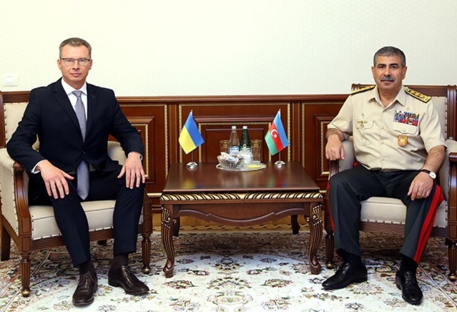 Ministro de Defensa azerbaiyano se reúne con el flamante embajador ucraniano