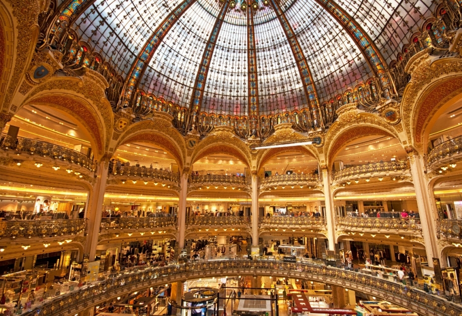 Parisin ən böyük ticarət mərkəzinə basqın olub