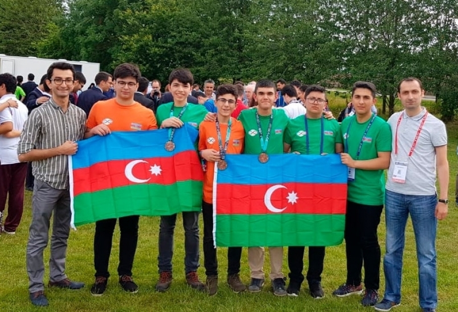 Alumnos azerbaiyanos ganaron medallas en la Olimpiada Matemática en Gran Bretaña