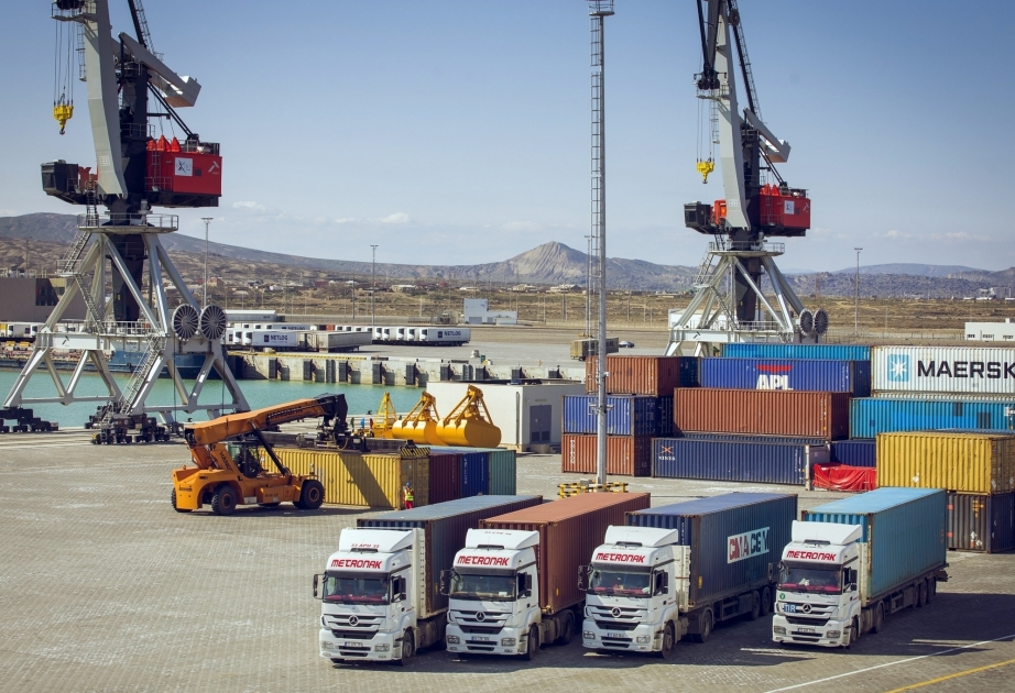 El número de vehículos pesados transportados a través del puerto de Bakú aumentó significamente en seis meses
