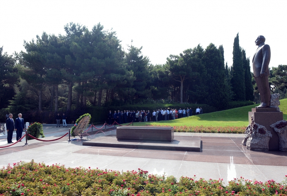 Representantes de la prensa azerbaiyana visitaron la tumba del gran líder en el Callejón Honorario