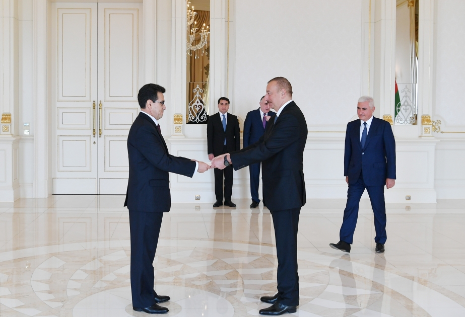 Le président Ilham Aliyev a reçu les lettres de créance du nouvel ambassadeur colombien en Azerbaïdjan VIDEO