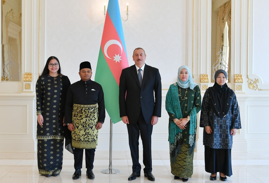 Le nouvel ambassadeur de Malaisie remet ses lettres de créance au président Ilham Aliyev VIDEO