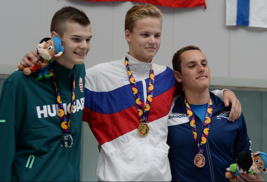 Rusiyalı atlet 100 metr məsafəyə arxası üstə üzmə yarışlarında qızıl medal qazanıb