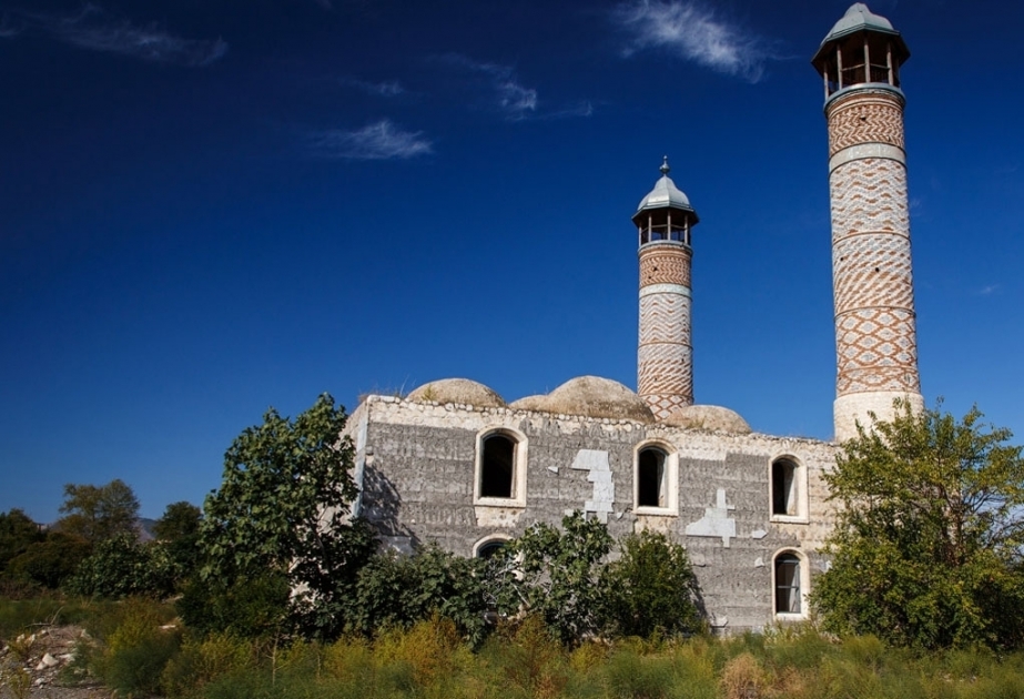 Monumentos arquitectónicos y arqueológicos históricos de Agdam se convirtieron en víctimas de la atrocidad armenia